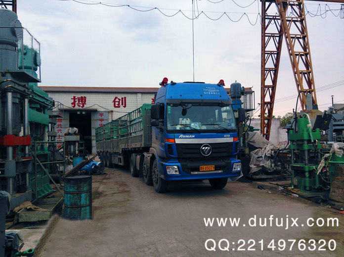 830噸液壓磚機發(fā)貨現(xiàn)場